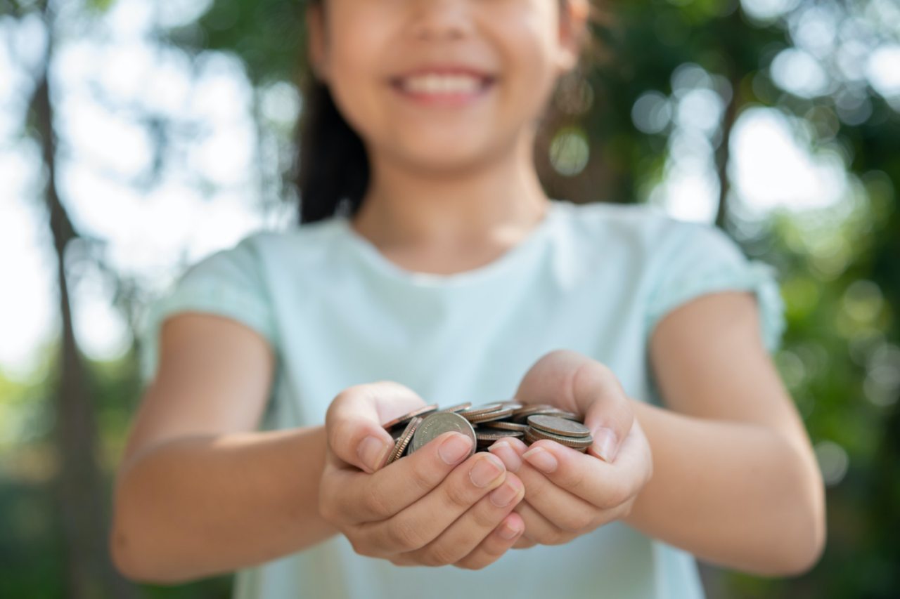 Małe dzieci mogą oszczędzać na różne rzeczy, w zależności od tego, co je interesuje i co chcą osiągnąć